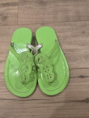 💚 EUC Neon Green Peace Medallion Sandals - Toddler Girls 8